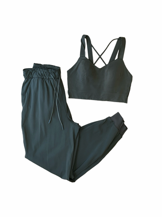 Women's 6 - Green Lululemon Matching On the Fly Jogger and Like a Cloud Bra